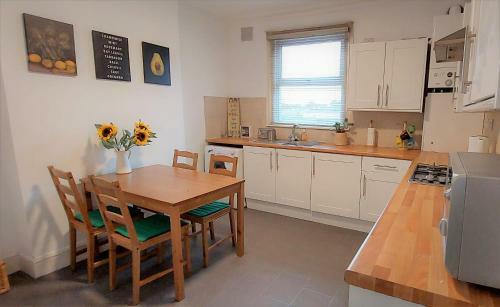 Very Spacious Two Bedroom Converted Apartment In East Croydon