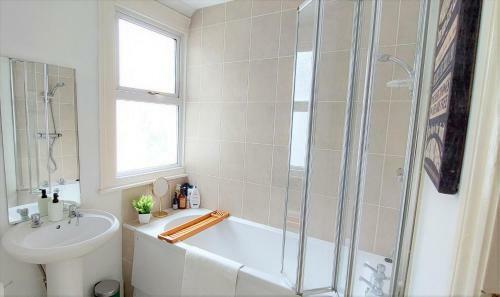 Very Spacious Two Bedroom Converted Apartment In East Croydon