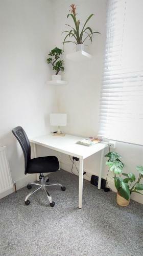 Very Spacious Two Bedroom Converted Apartment In East Croydon