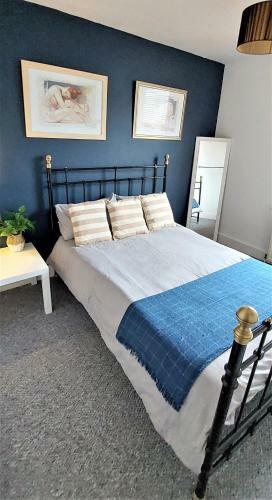 Very Spacious Two Bedroom Converted Apartment In East Croydon
