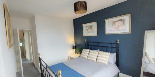 Very Spacious Two Bedroom Converted Apartment In East Croydon