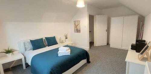 Very Spacious Two Bedroom Converted Apartment In East Croydon