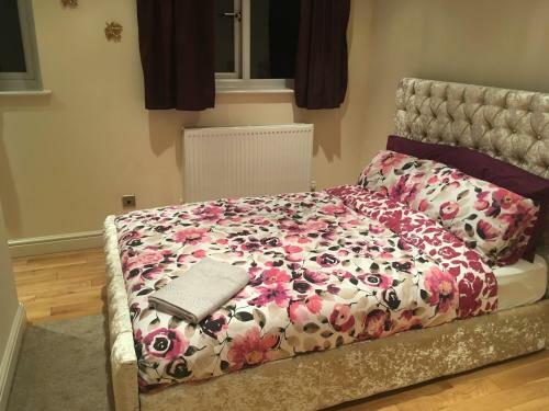 Hostal Lux House Near Tram Station And Ikea