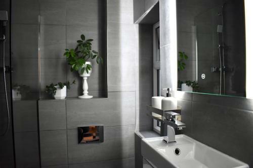 Stylish Centrally-located Studio With Parking
