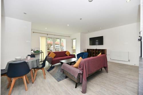 Luxury 2 Bedroom, 2 Bath Apartment, Prime Location