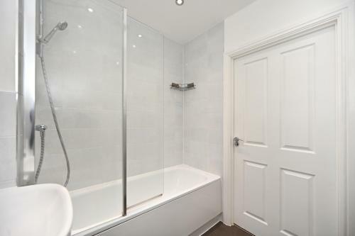Luxury 2 Bedroom, 2 Bath Apartment, Prime Location