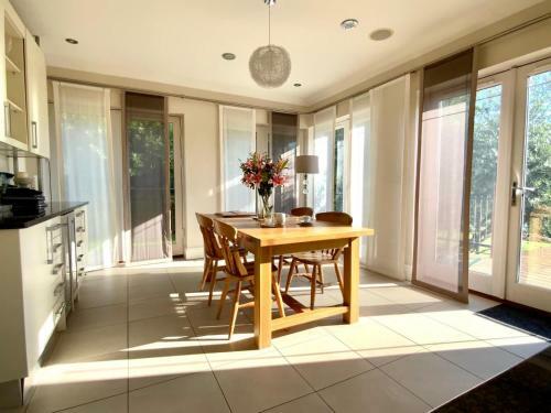 The Mirror Suite, Burway House On The River Thames