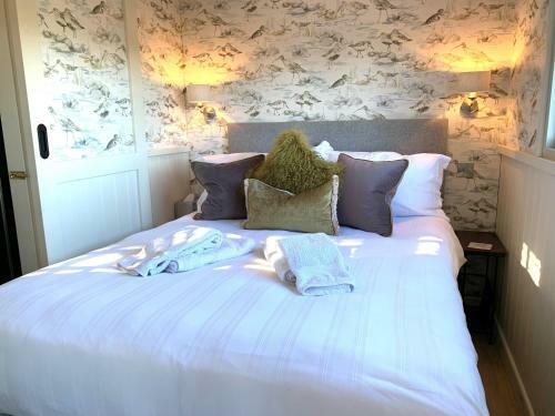Lodge Stunning Shepherds Hut With Superb Views & Fire Pit