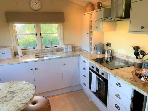 Lodge Luxury Shepherds Hut With Superb Views & Fire Pit