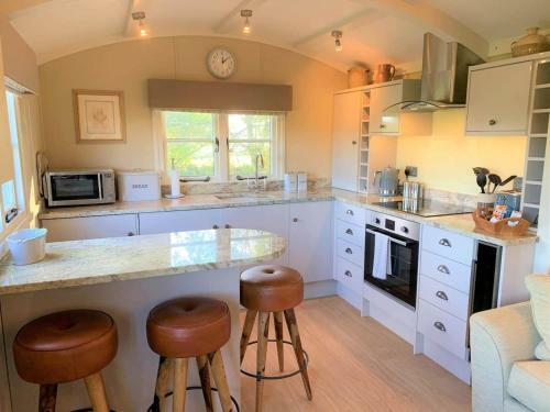 Lodge Luxury Shepherds Hut With Superb Views & Fire Pit