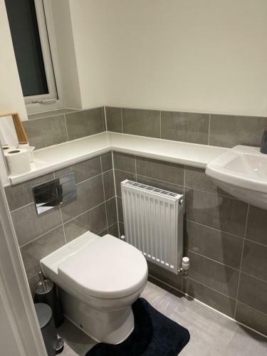 New Modern King Size Room With Ensuite And Parking