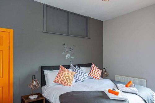Spacious Refurbished Manchester Pad -sleeps Upto 8