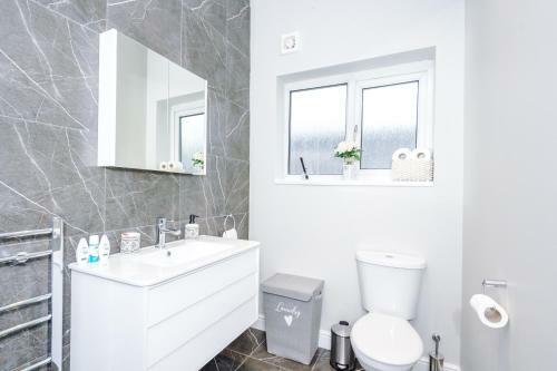 3 Bedroom House Salford Hosted By Mcr Dens