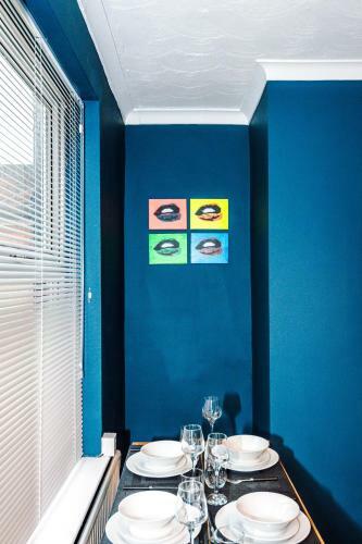 3 Bedroom House Salford Hosted By Mcr Dens