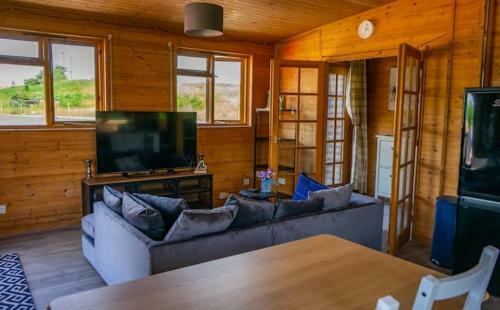 Lakeside Swallow Lodge - Private Hot Tub