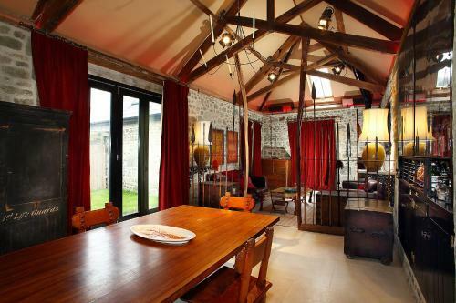 Snobs And Rebels Apartments
