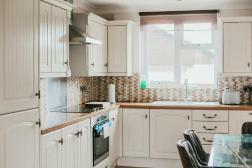 Well Equipped Large Home With Hot Tub & Log Burner