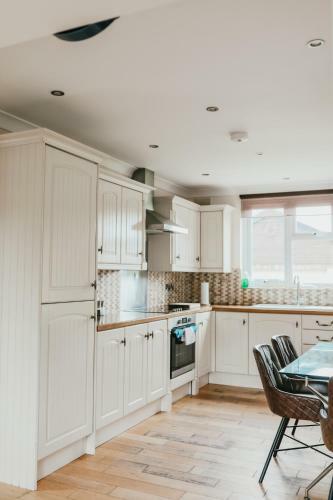 Well Equipped Large Home With Hot Tub & Log Burner
