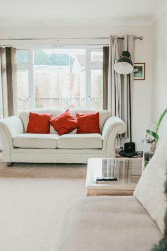 Well Equipped Large Home With Hot Tub & Log Burner