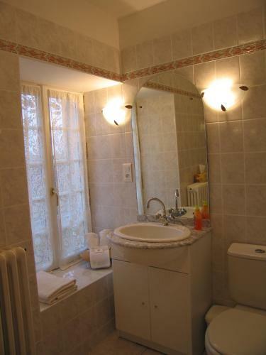 Bed & Breakfast Logis De Guitres - Chambres D'hotes