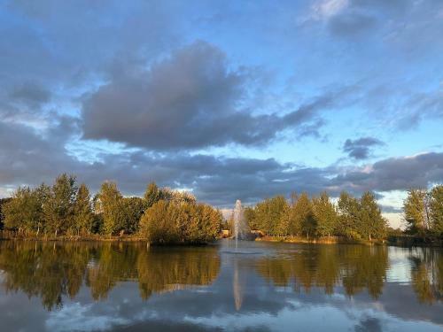 Luxury Shepherds Hut - The Sweet Pea By The Lake