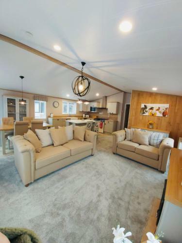 Waters Edge Lodge With Hot Tub