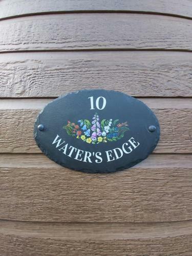 Waters Edge Lodge With Hot Tub
