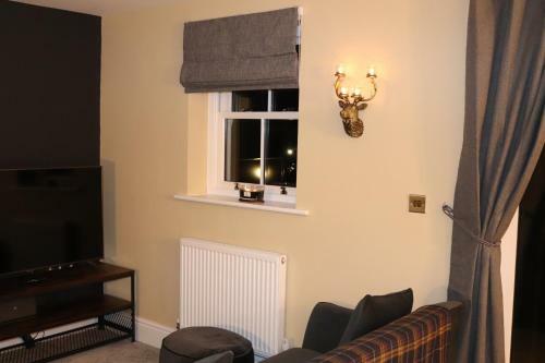 Canal View 2 Bed Picturesque Cottage With Log Fire