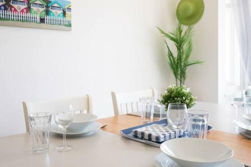 Apartamento Absolute Beachfront With Decked Garden Oasis And Views