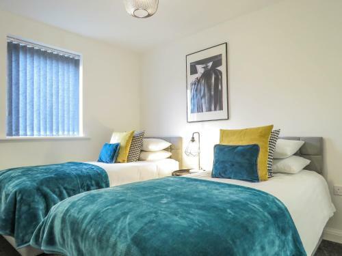 Tudors Esuites 7 Single Beds Driveway & Garden