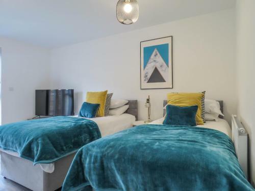 Tudors Esuites 7 Single Beds Driveway & Garden