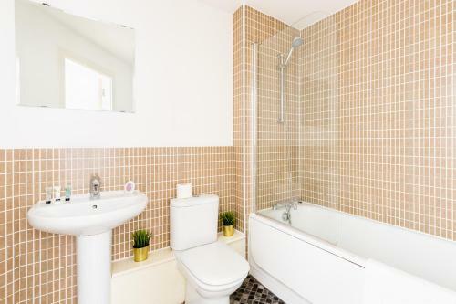 Haus Spacious Parkside Balcony Apartment, Wifi, Smart Tv