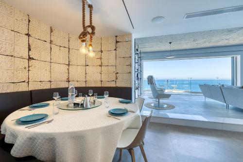Superb Seafront Family Apartment