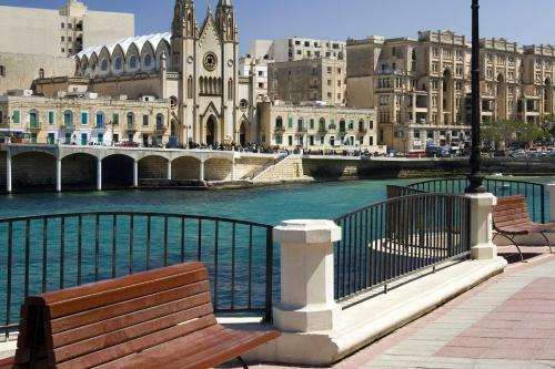 Superb Seafront Family Apartment
