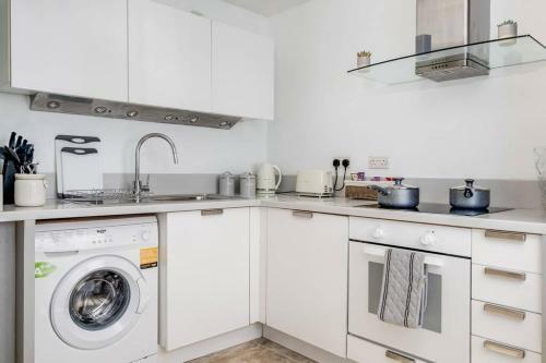 Luxury 2bed Spacious Apartment- City Centre- Free Parking