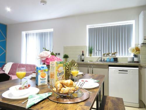 Tudors E Suites 4 Bedroom House With Garden