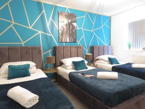 Tudors E Suites 4 Bedroom House With Garden