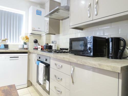 Tudors E Suites 4 Bedroom House With Garden