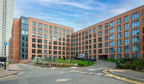 Central 1 Bed Apartment On Quiet Road