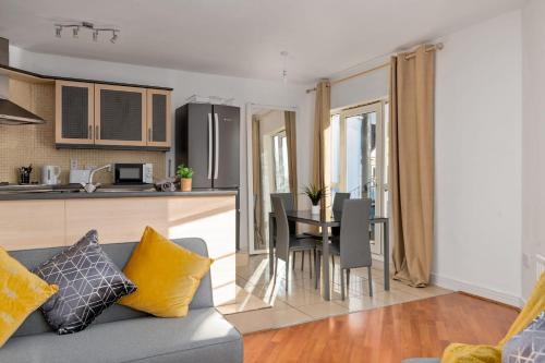 Vibrant & Warm Apartment In Central Birmingham