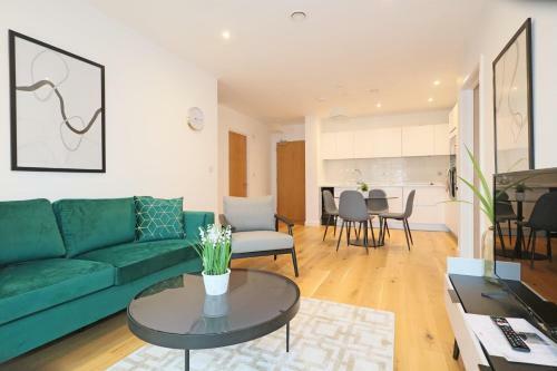 Central Birmingham Contemporary 2 Bed Apartment