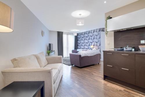Stylish 2bed Apartment-city Centre - Free Parking.