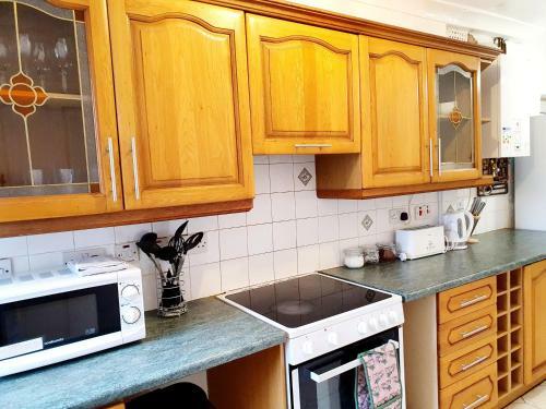 Spacious Birmingham 4 Bed House With Parking And Wifi
