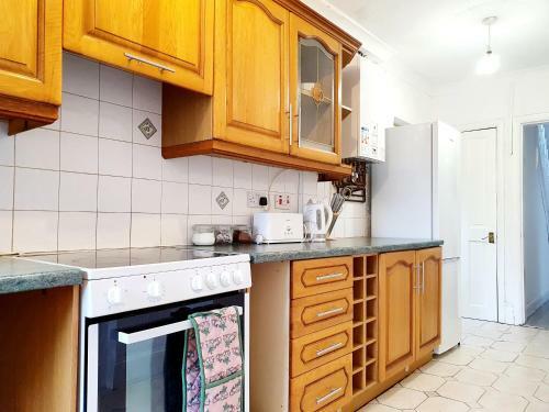 Spacious Birmingham 4 Bed House With Parking And Wifi