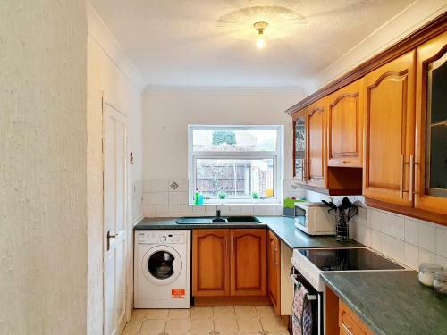 Spacious Birmingham 4 Bed House With Parking And Wifi