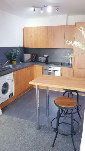 Modern City Centre 1 Bed Apartment With Gym Access By Lets Relocations