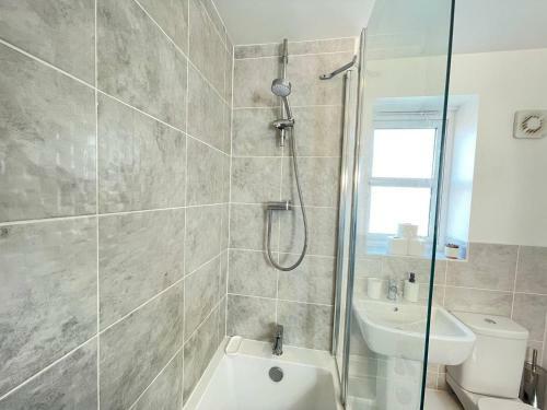 Lovely 2 Bedroom Apartment With Free Parking