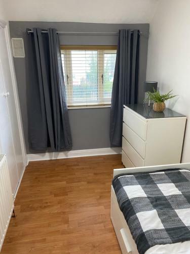 Large Home, Close To Bhx, Nec, Jlr, 4 Double Beds!