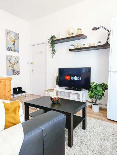 Cozy Luxury 1 Bedroom Apartment With Parking