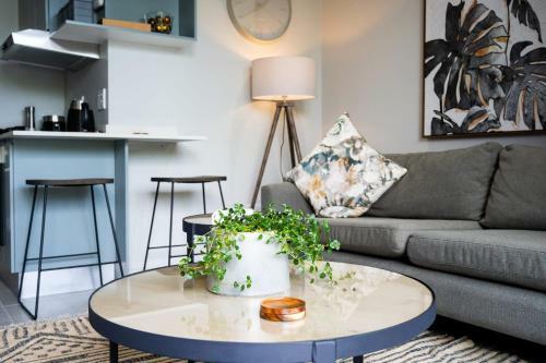2six2 Florida Road Luxury Apartment